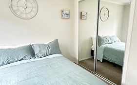 Bright&Cozy Room - Homestay Style - On Street Parking Only